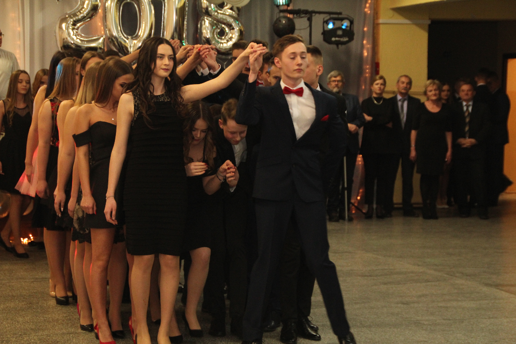 Gimnazjaliści bawią się na balu ZDJĘCIA