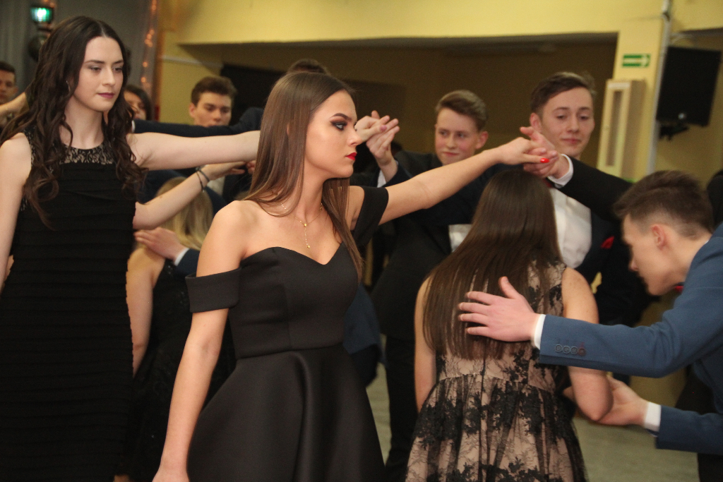 Gimnazjaliści bawią się na balu ZDJĘCIA