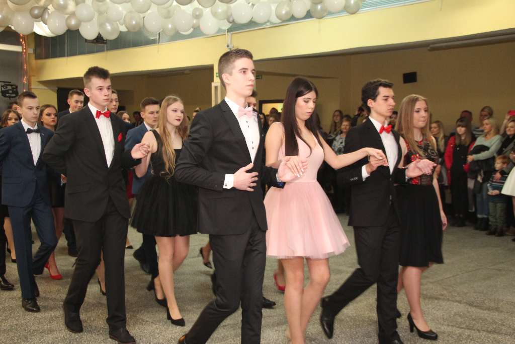 Gimnazjaliści bawią się na balu ZDJĘCIA