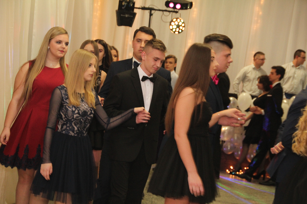 Gimnazjaliści bawią się na balu ZDJĘCIA