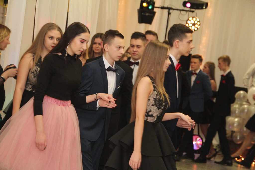 Gimnazjaliści bawią się na balu ZDJĘCIA