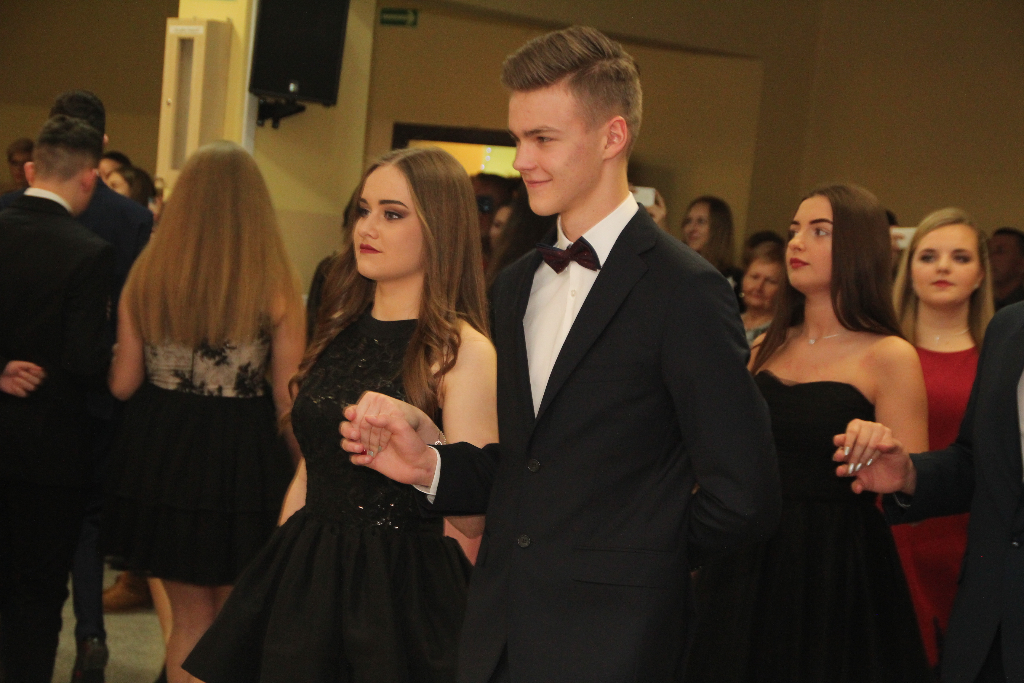 Gimnazjaliści bawią się na balu ZDJĘCIA