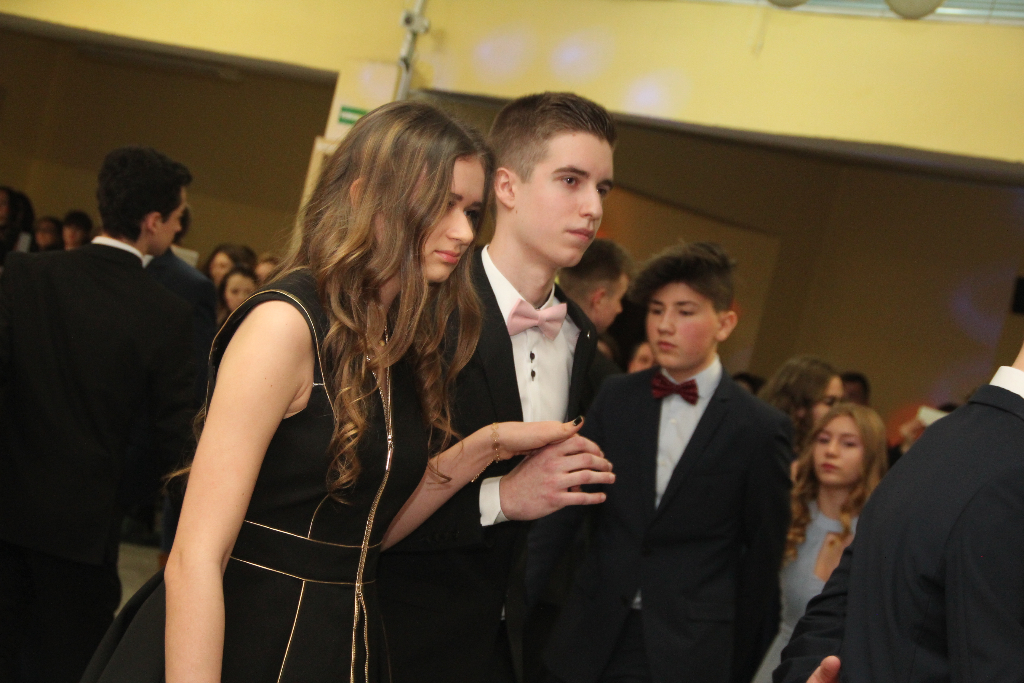 Gimnazjaliści bawią się na balu ZDJĘCIA