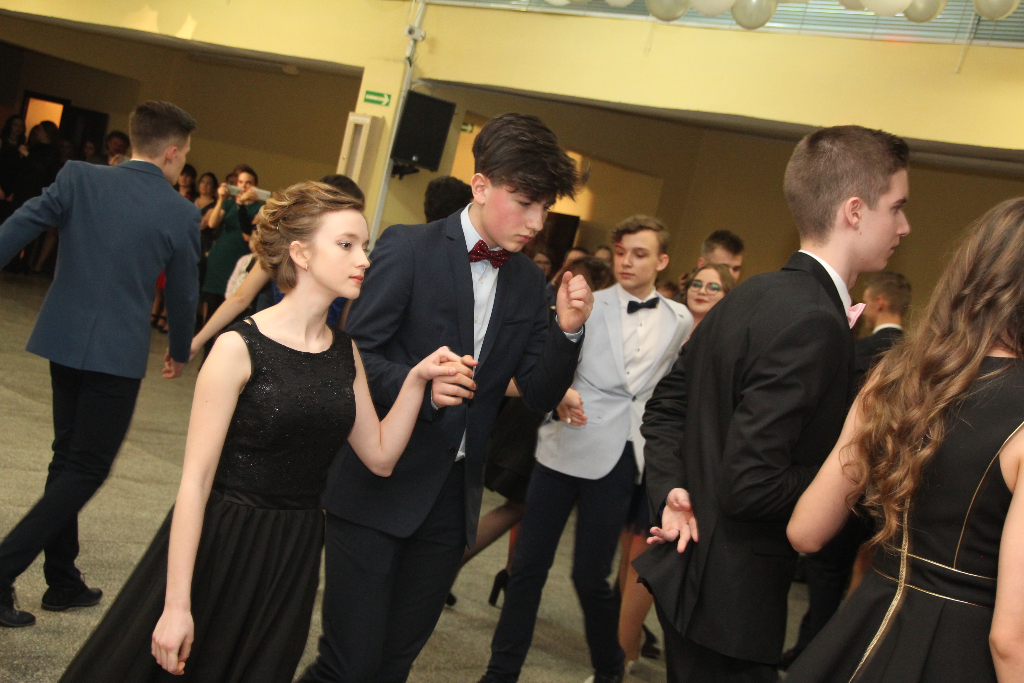 Gimnazjaliści bawią się na balu ZDJĘCIA