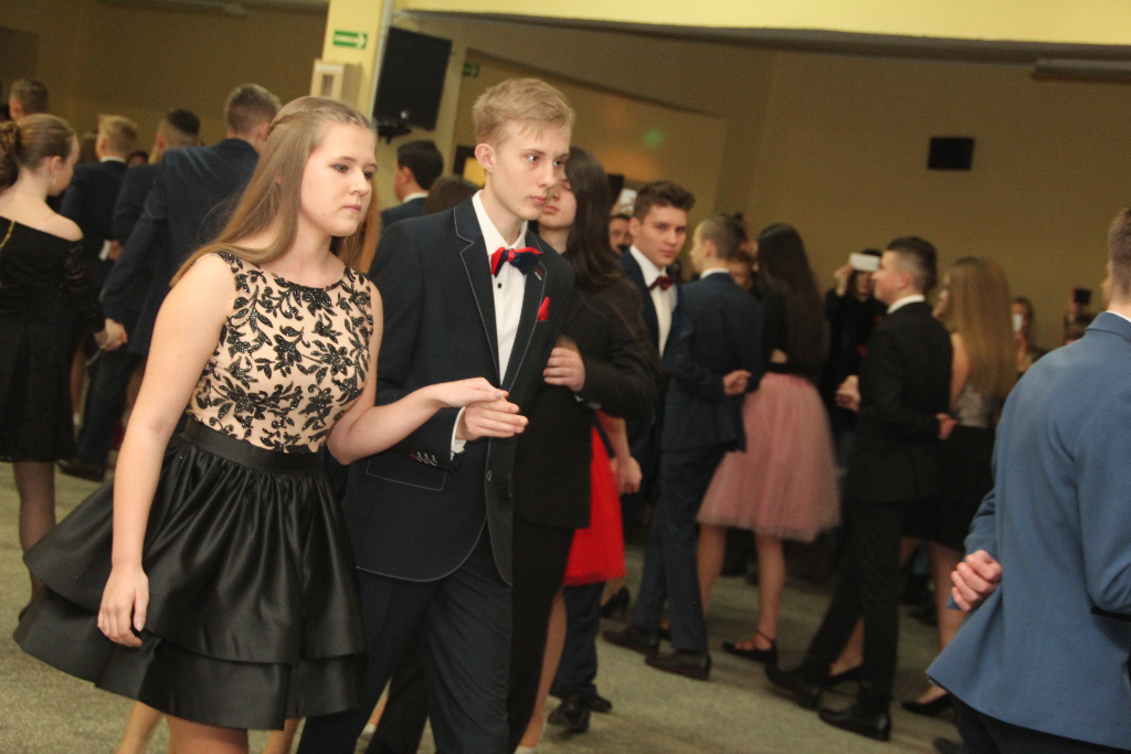 Gimnazjaliści bawią się na balu ZDJĘCIA