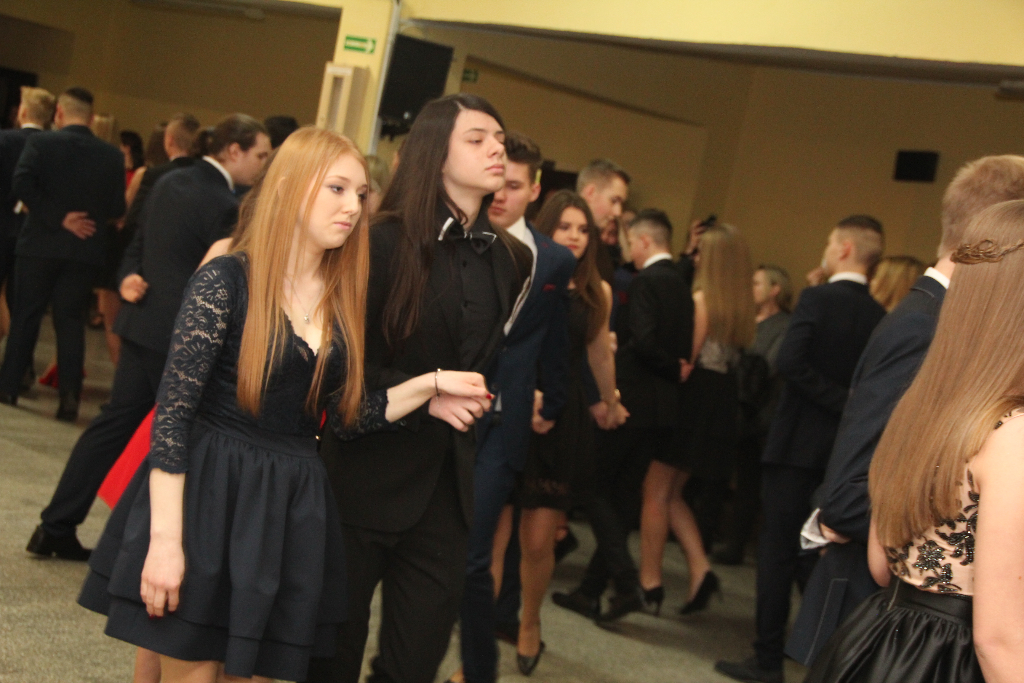 Gimnazjaliści bawią się na balu ZDJĘCIA