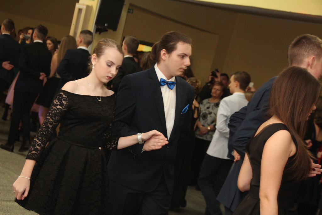 Gimnazjaliści bawią się na balu ZDJĘCIA