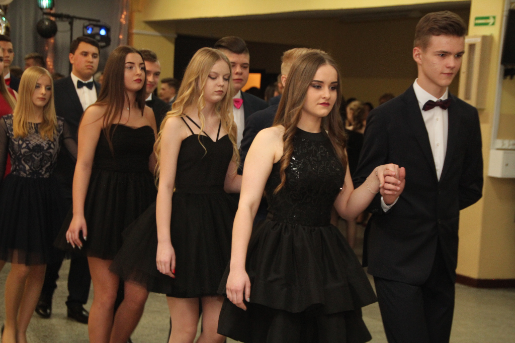Gimnazjaliści bawią się na balu ZDJĘCIA
