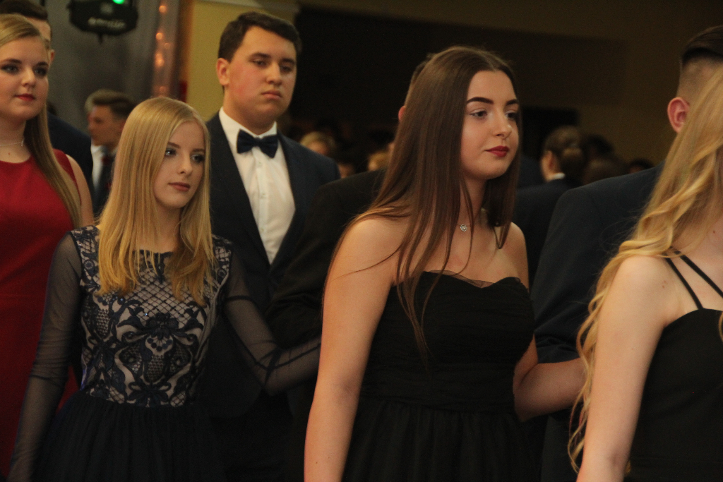 Gimnazjaliści bawią się na balu ZDJĘCIA