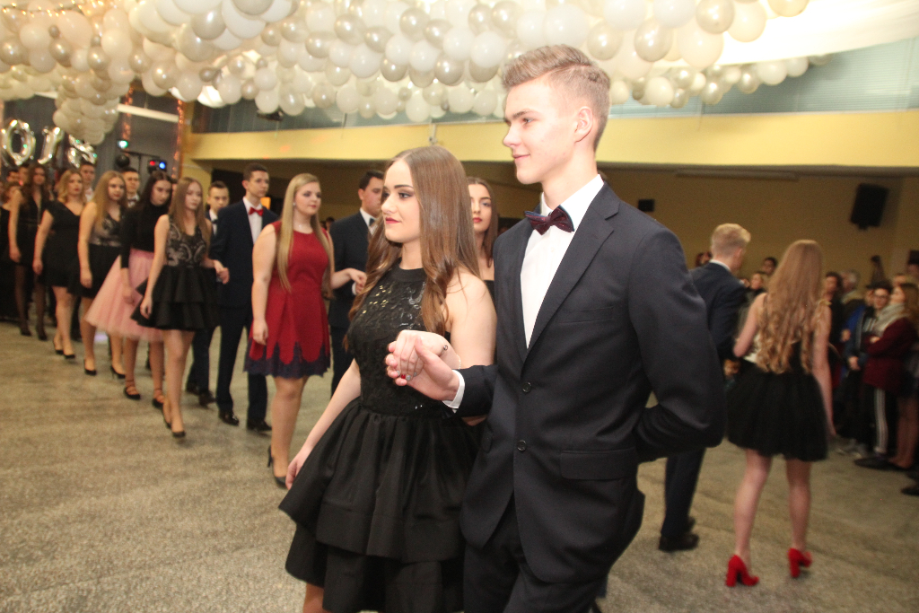 Gimnazjaliści bawią się na balu ZDJĘCIA