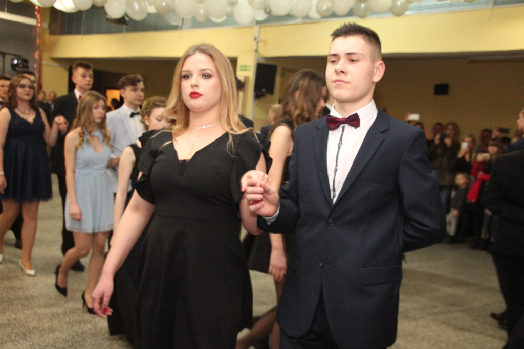 Gimnazjaliści bawią się na balu ZDJĘCIA