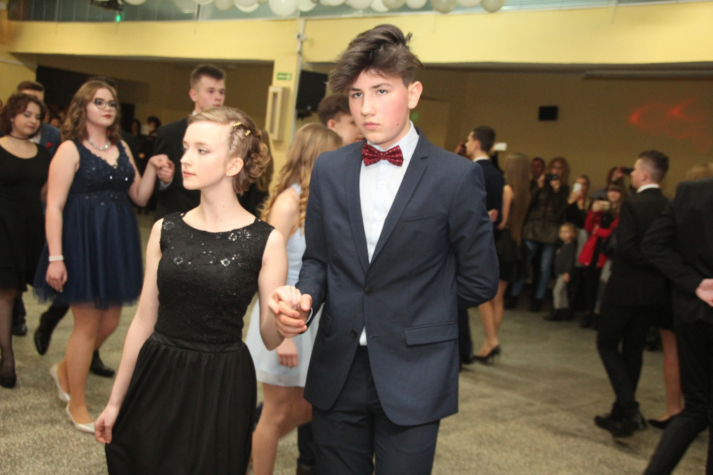 Gimnazjaliści bawią się na balu ZDJĘCIA