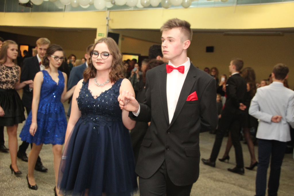 Gimnazjaliści bawią się na balu ZDJĘCIA