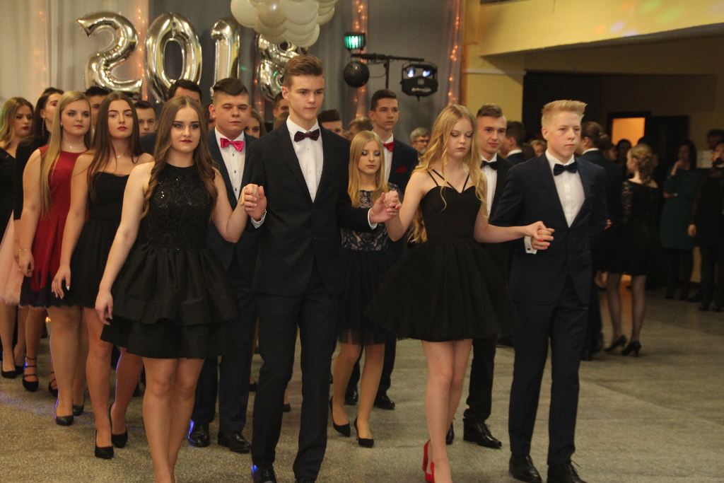 Gimnazjaliści bawią się na balu ZDJĘCIA