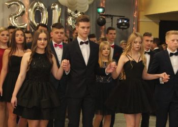 Gimnazjaliści bawią się na balu ZDJĘCIA