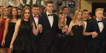 Gimnazjaliści bawią się na balu ZDJĘCIA