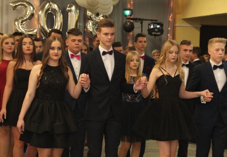 Gimnazjaliści bawią się na balu ZDJĘCIA