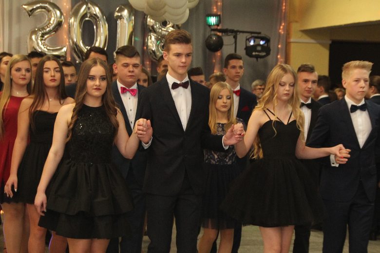 Gimnazjaliści bawią się na balu ZDJĘCIA