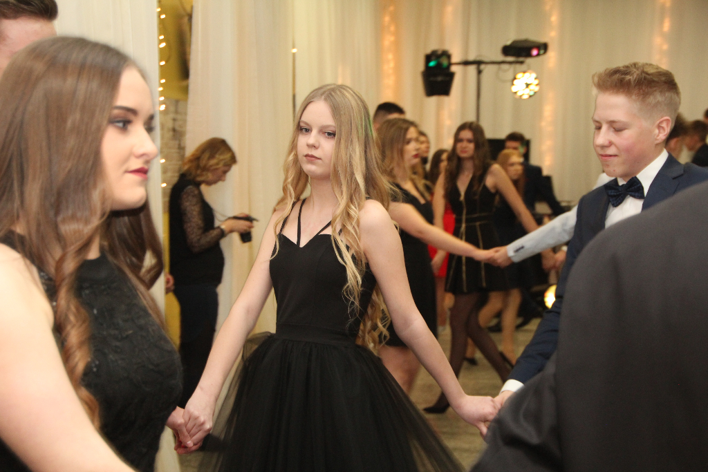 Gimnazjaliści bawią się na balu ZDJĘCIA