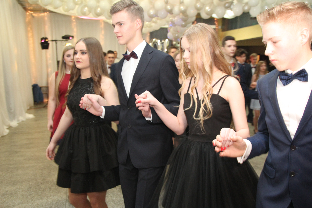 Gimnazjaliści bawią się na balu ZDJĘCIA