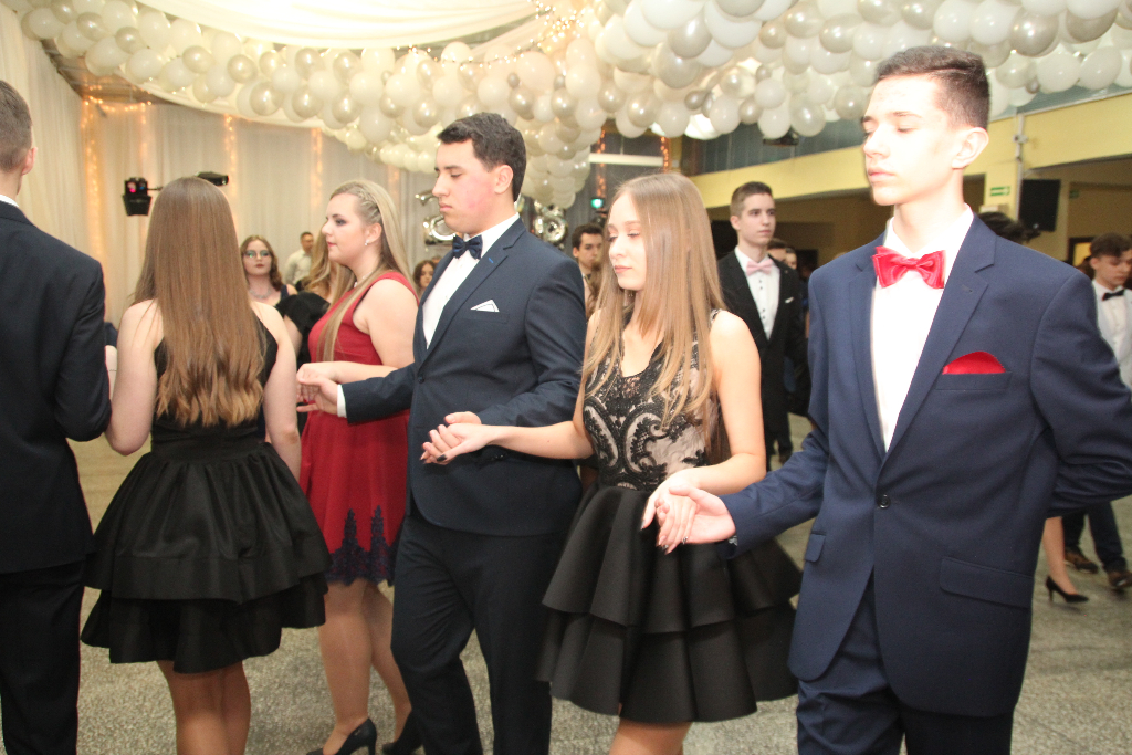 Gimnazjaliści bawią się na balu ZDJĘCIA