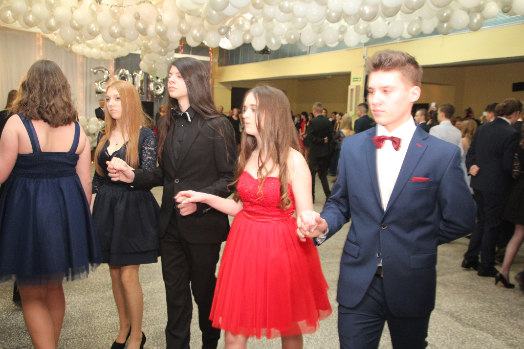 Gimnazjaliści bawią się na balu ZDJĘCIA