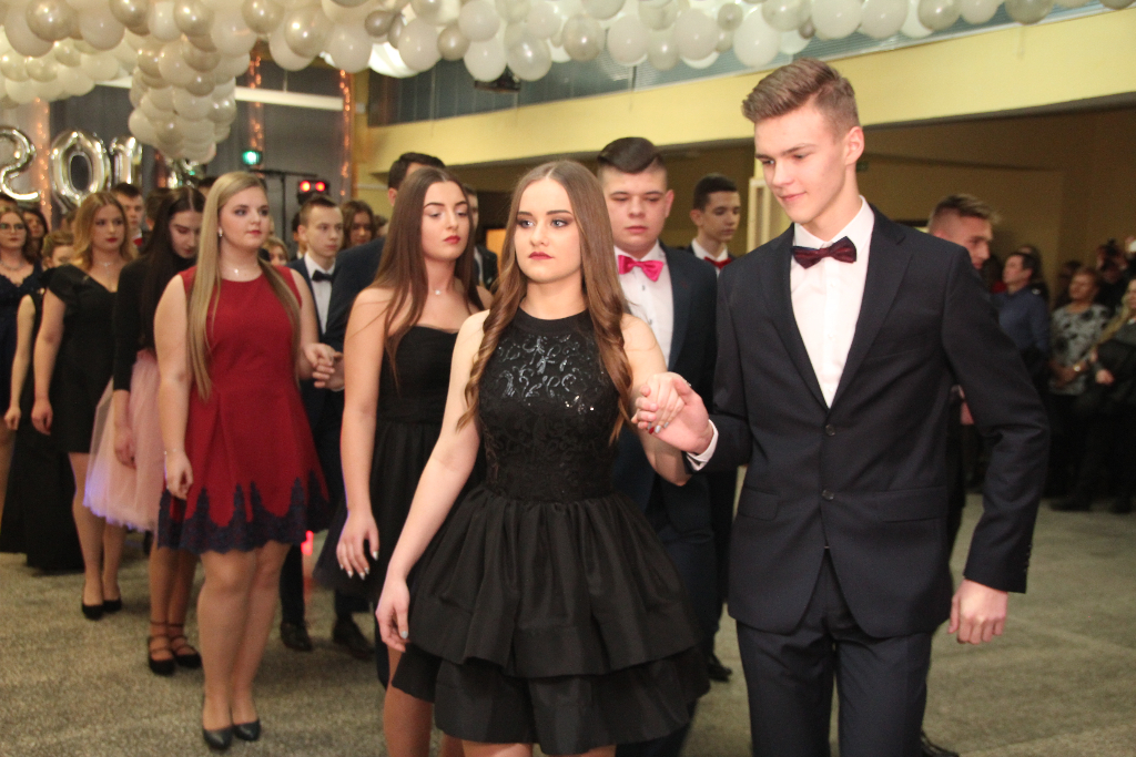 Gimnazjaliści bawią się na balu ZDJĘCIA