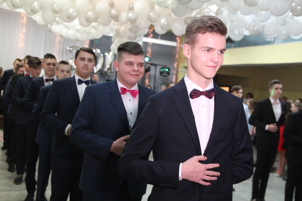 Gimnazjaliści bawią się na balu ZDJĘCIA