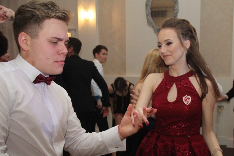 Tak maturzyści z LO szaleli na parkiecie FILM i ZDJĘCIA