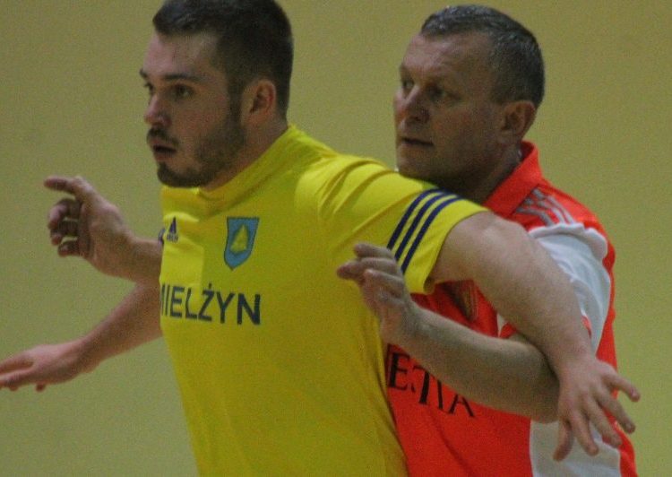 Ostatnia kolejka strzałkowskiej halówki