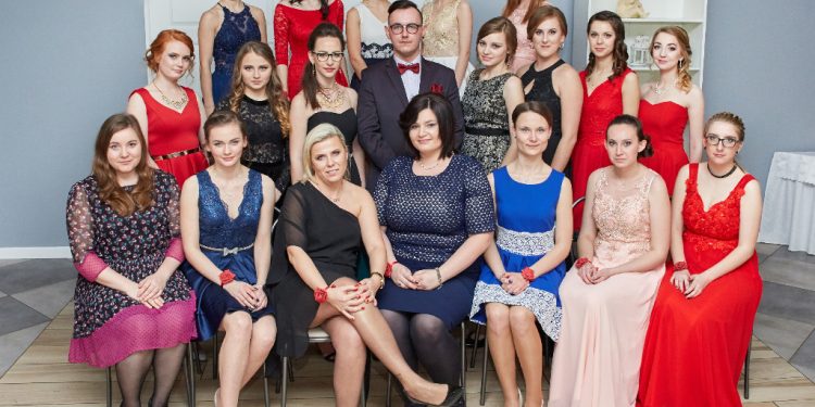 Studniówka CKZiU w Strzałkowie ZDJĘCIA GRUPOWE