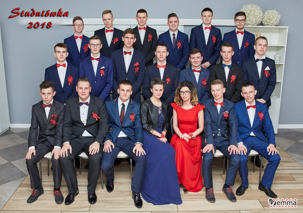 Studniówka CKZiU w Strzałkowie ZDJĘCIA GRUPOWE