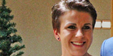 Kobieta na medal świętuje okrągłe urodziny