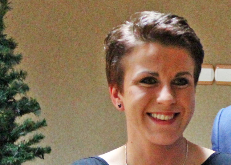 Kobieta na medal świętuje okrągłe urodziny