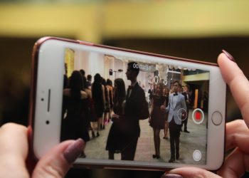 Gimnazjaliści tańczą poloneza. Zobacz film