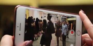 Gimnazjaliści tańczą poloneza. Zobacz film