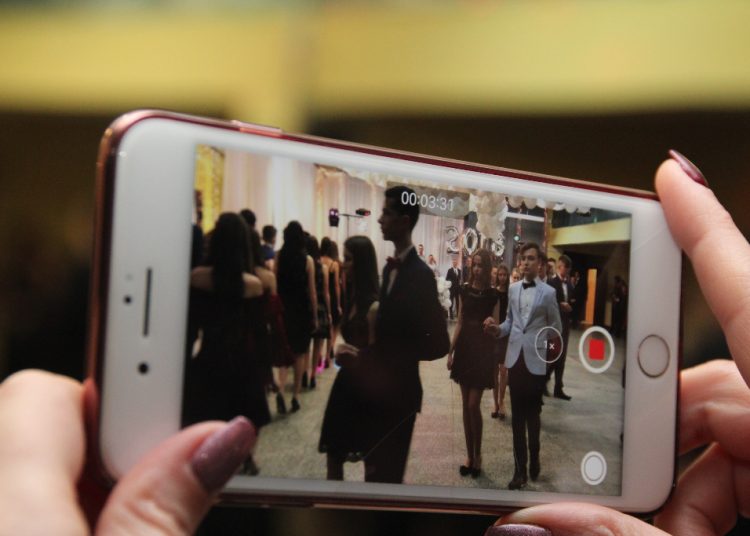 Gimnazjaliści tańczą poloneza. Zobacz film