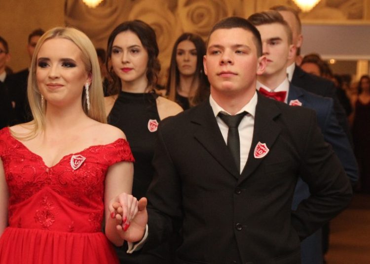 Maturzyści z Ogólniaka tańczą poloneza. Zobacz film