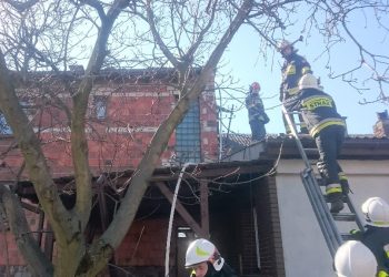 Pożar domu. Strażacy muszą rozbierać dach