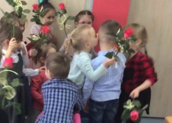 Kwiatki i słodkie buziaki. Tak świętują przedszkolaki