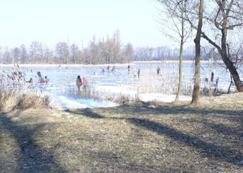 Policja nad jeziorem. Łyżwiarz wpadł do wody
