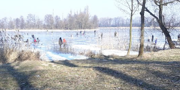 Policja nad jeziorem. Łyżwiarz wpadł do wody