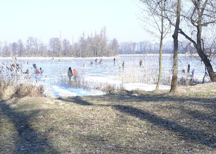 Policja nad jeziorem. Łyżwiarz wpadł do wody