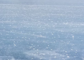 Pod rowerzystą załamał się lód