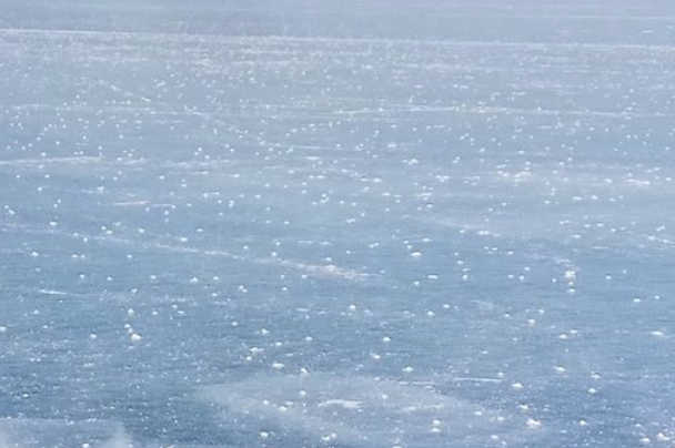 Pod rowerzystą załamał się lód