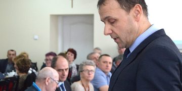 Opozycja sprawdza nagrody władz