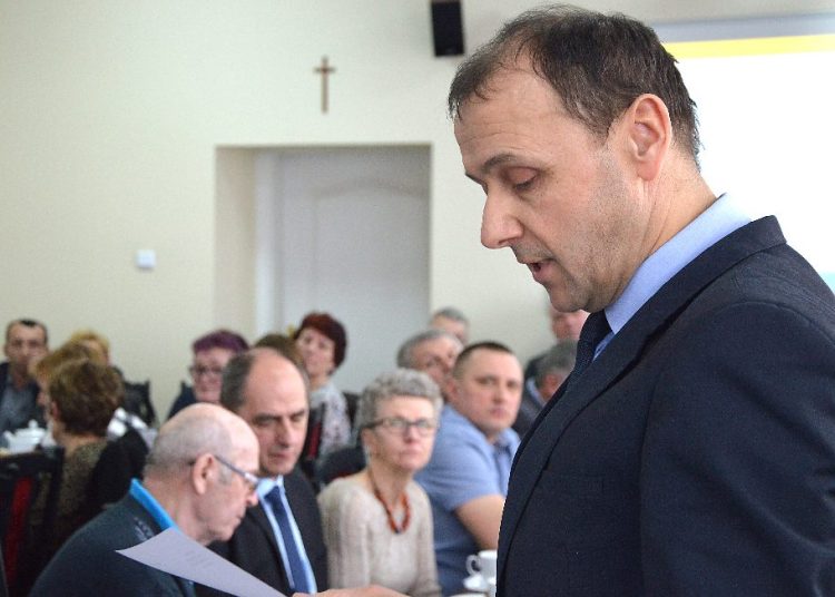 Opozycja sprawdza nagrody władz