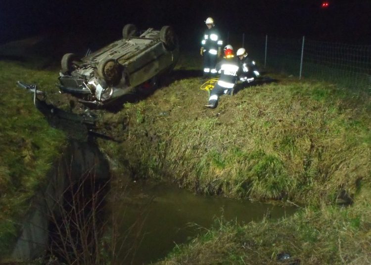 Nie mógł wyjść z auta. Teraz sporo zapłaci