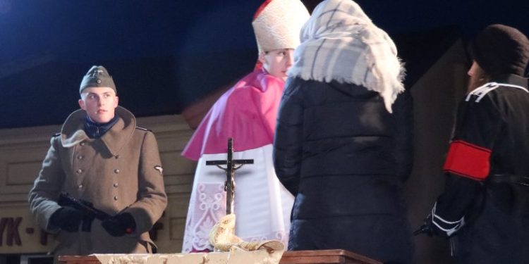 Droga Krzyżowa przeszła ulicami Słupcy FILM