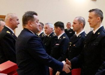 Komendant główny i wiceminister wyróżnili naszego strażaka